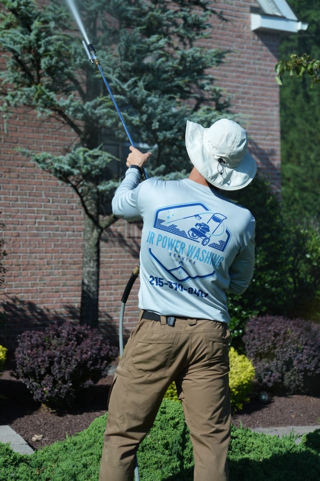 Rinsing siding above landscaped garden beds